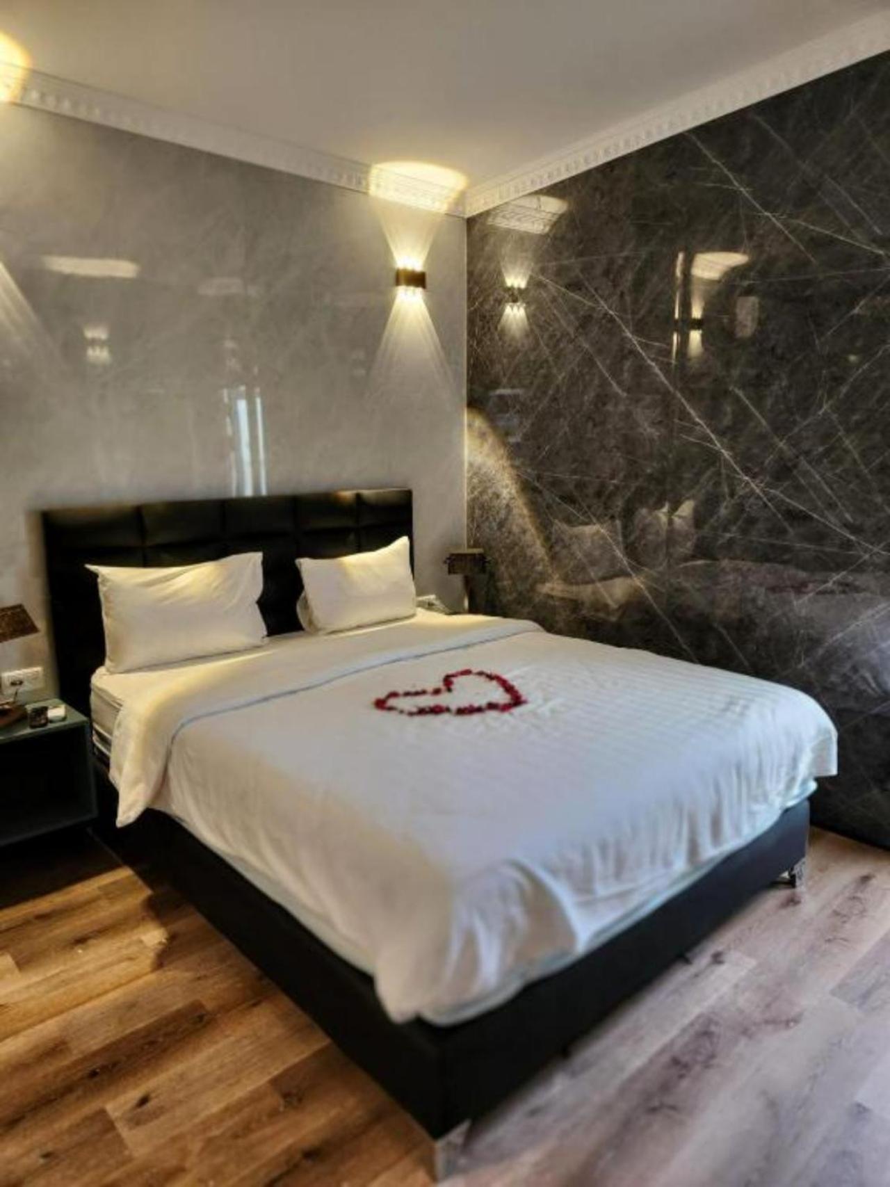 Dream Beach 98 Hotel And Spa Тел Авив Екстериор снимка